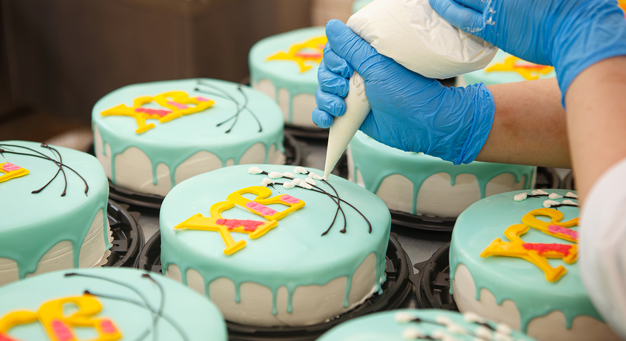 Труд пекарей и кондитеров «Фабрики вкуса» благословил протоиерей Виктор Горбач