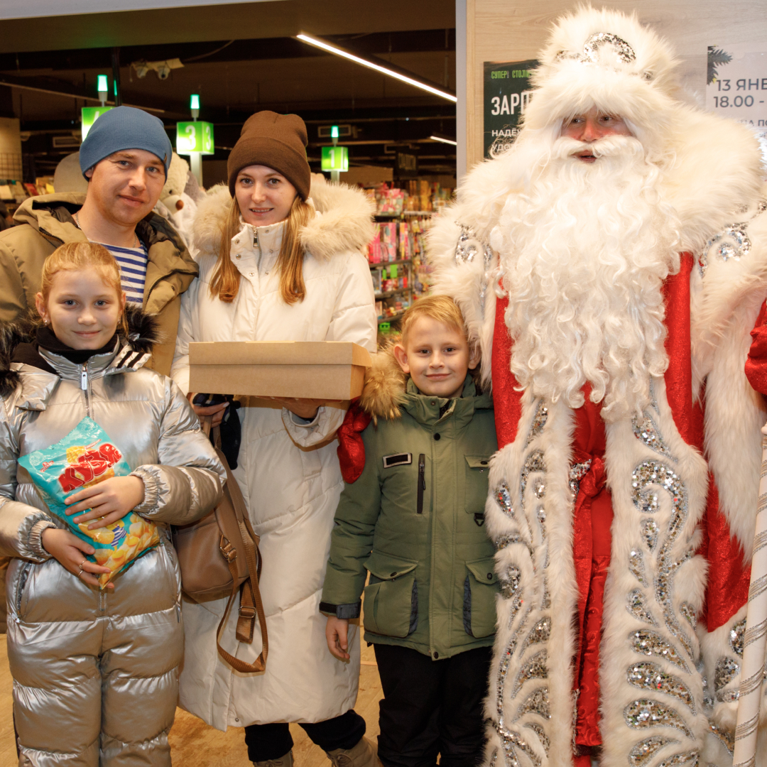 Подарки адресатам «Новогодней почты» от «Столичного» Дед Мороза вручены 