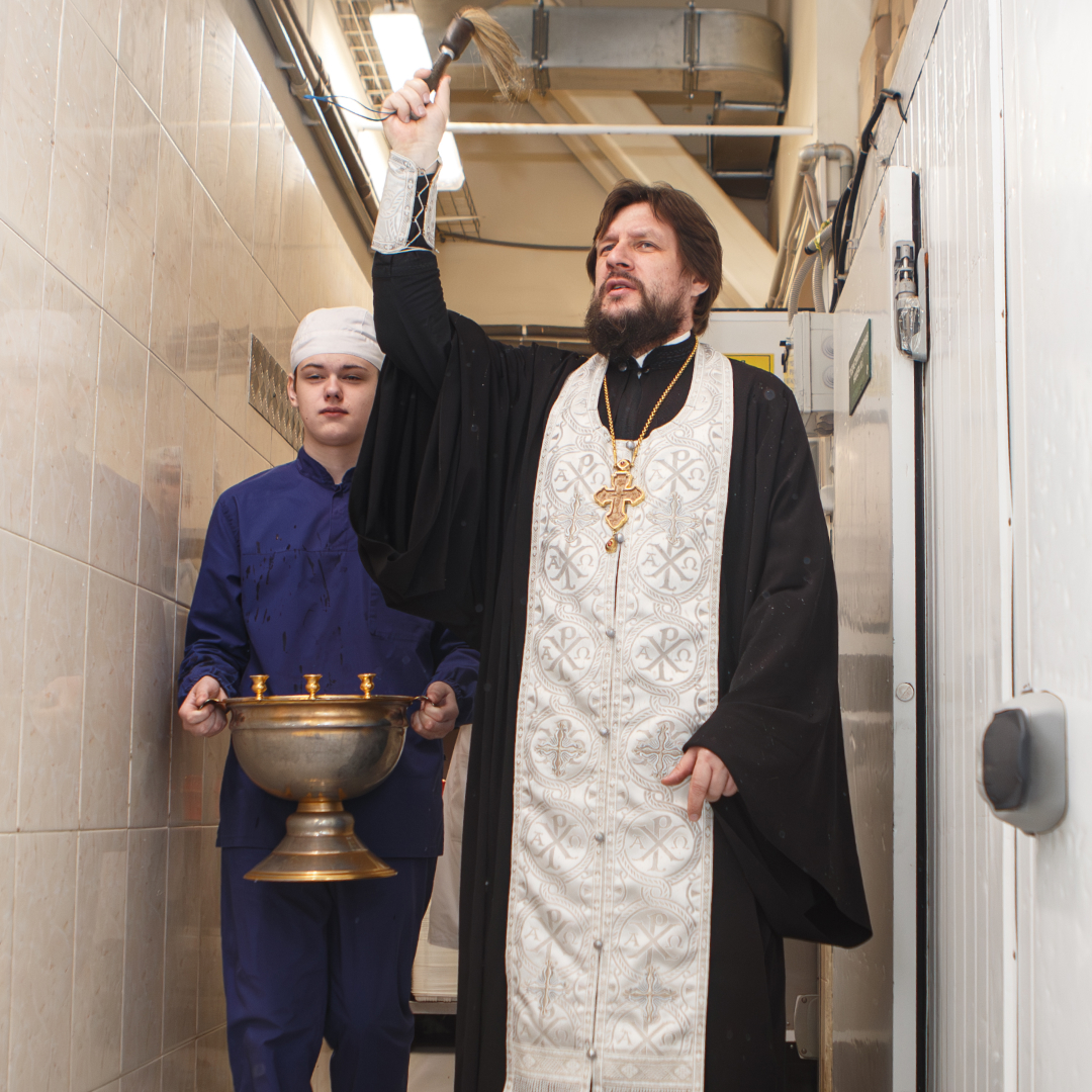 Труд пекарей и кондитеров «Фабрики вкуса» благословил протоиерей Виктор Горбач